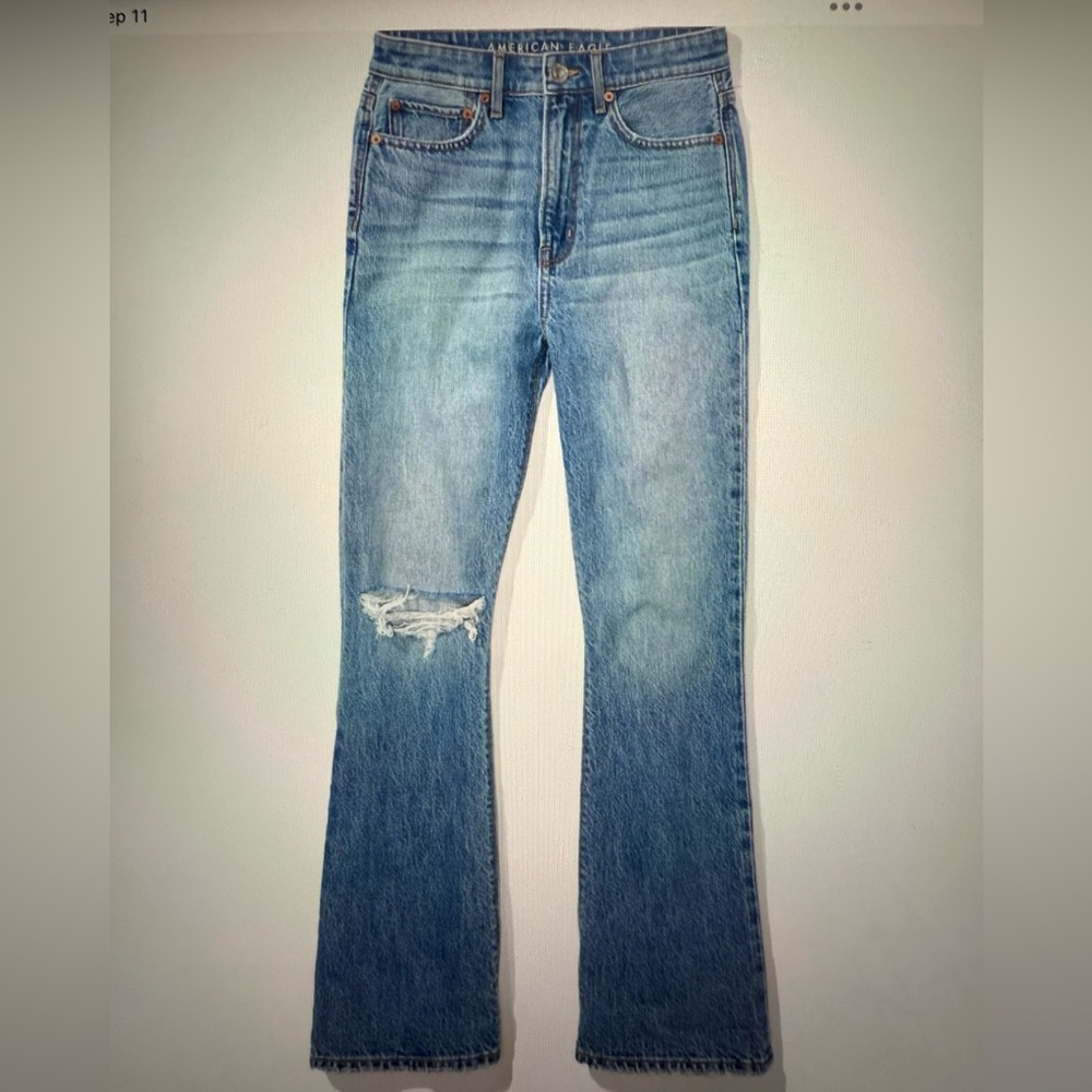 EUC American Eagle Ripped Highest Waist ‘90s Flare Jean in True Rinse Size 6 - Picture 3 of 11